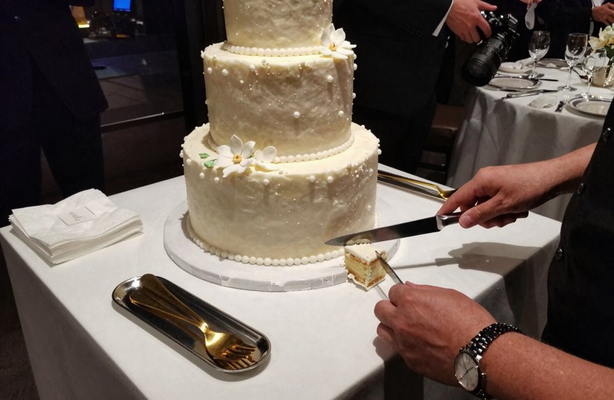 7 Steps to Cut a Wedding Cake Like a Pro 2 set up cake cutting station carefully